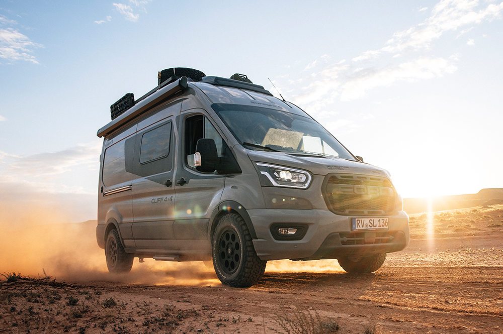 Entdecken Sie die Vielfalt der Sunlight Reisemobile. Ein Kastenwagen von Sunlight fährt im Gegenlicht durch eine Wüste.